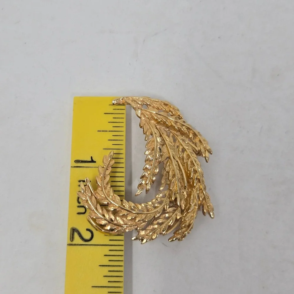 Vintage Gold Tone Wheat Stalk Feather Plume Crescent Brooch Pin Botanical
